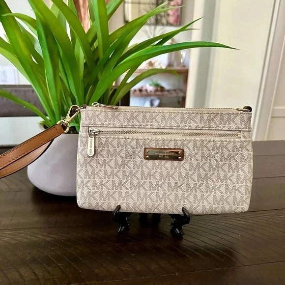 Michael Kors Small Handbag/Wristlet - Picture 3 of 11